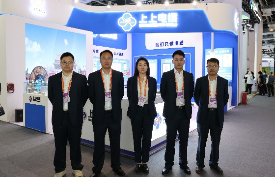 9888拉斯维加斯销售人员在展位前合影.jpg
